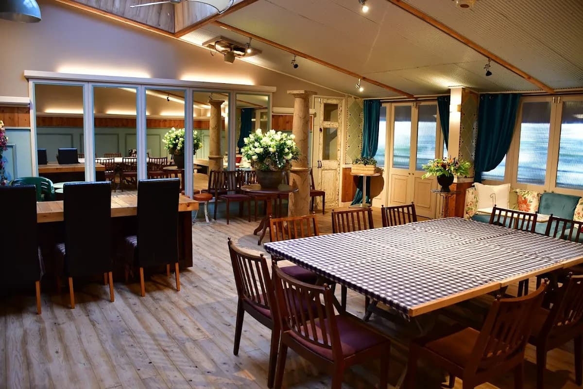 デコレッドルームズ & deco-cafe