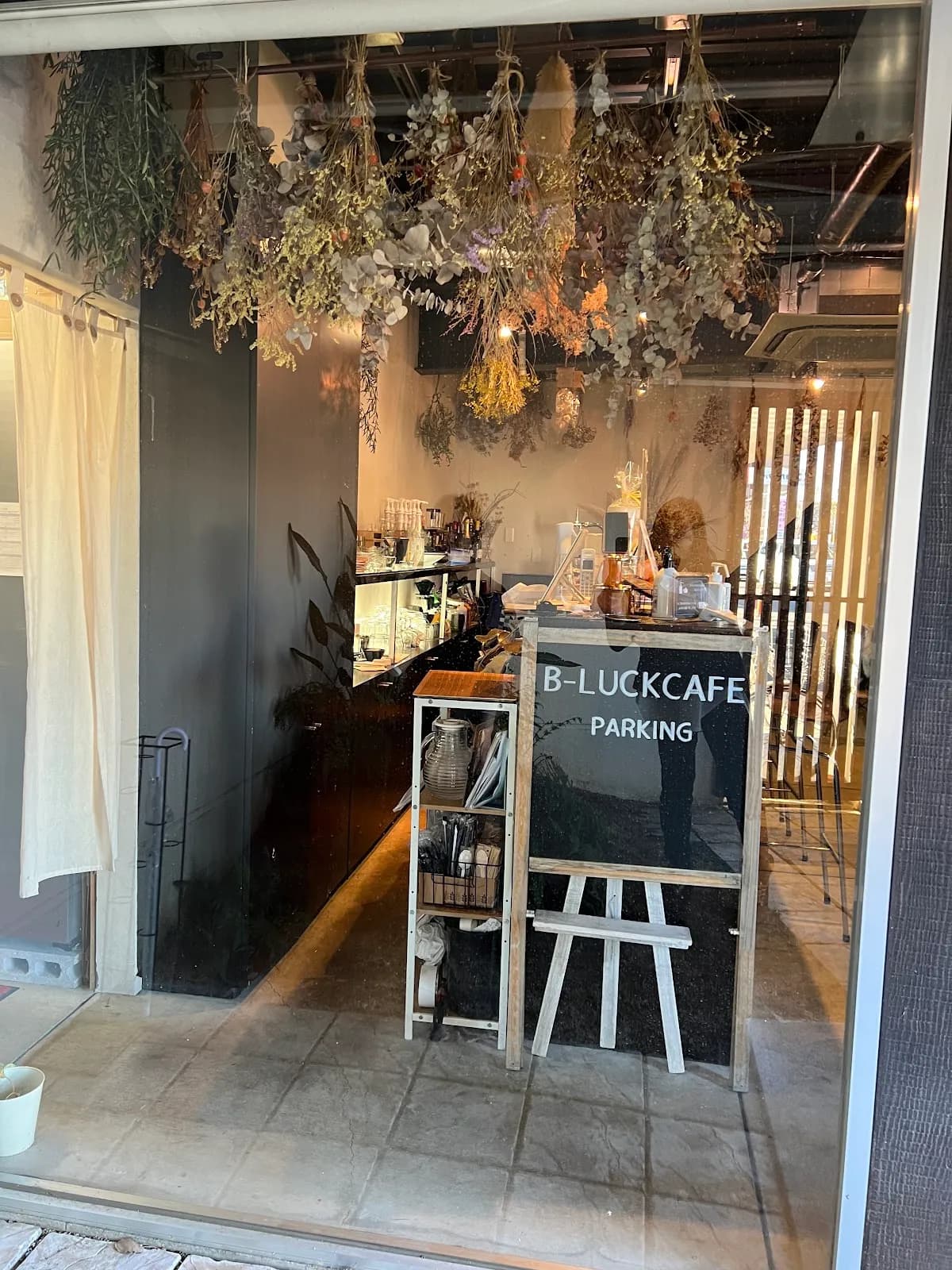 B-LUCK CAFE