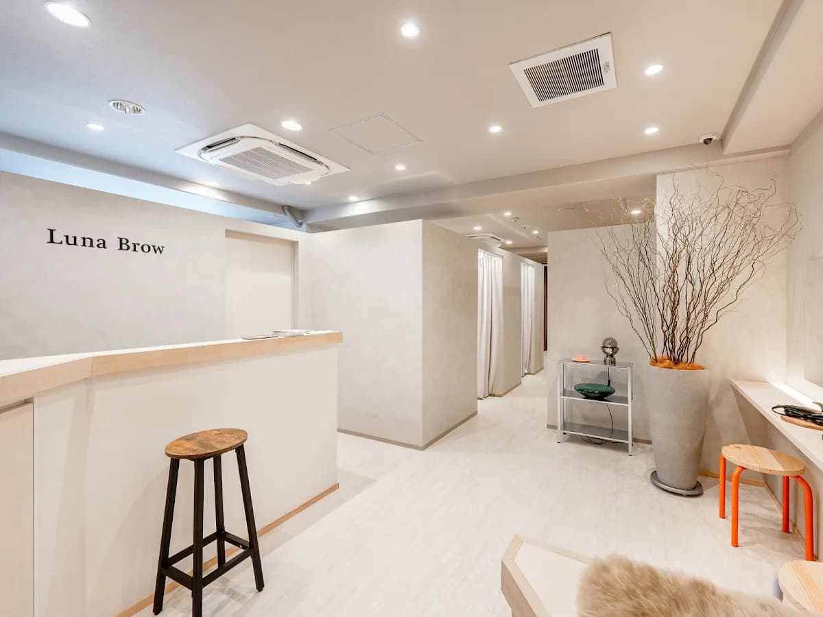 まつげパーマ・眉毛の専門店 Luna Brow 西梅田店【ルナブロウ】