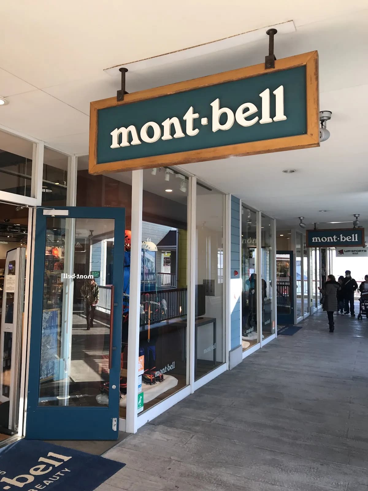 モンベル 横浜ベイサイド店