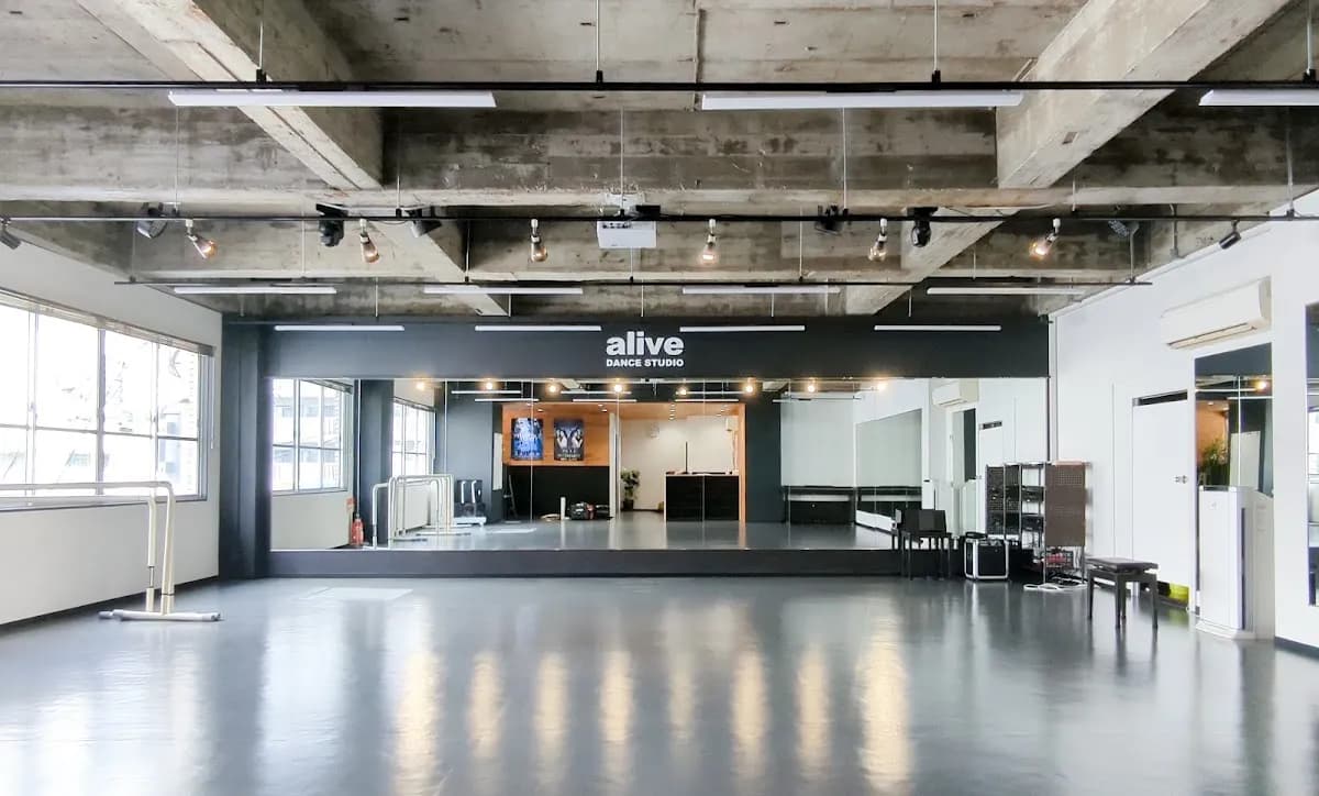 alive DANCE STUDIO